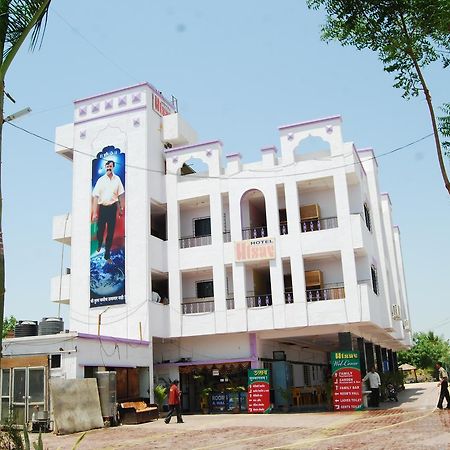 Hotel Utsav Ширди Екстериор снимка