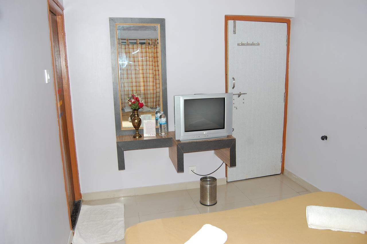 Hotel Utsav Ширди Екстериор снимка