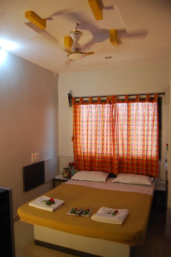 Hotel Utsav Ширди Екстериор снимка