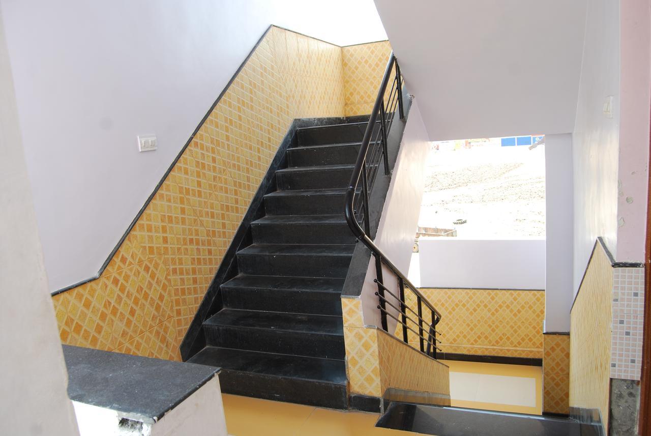 Hotel Utsav Ширди Екстериор снимка