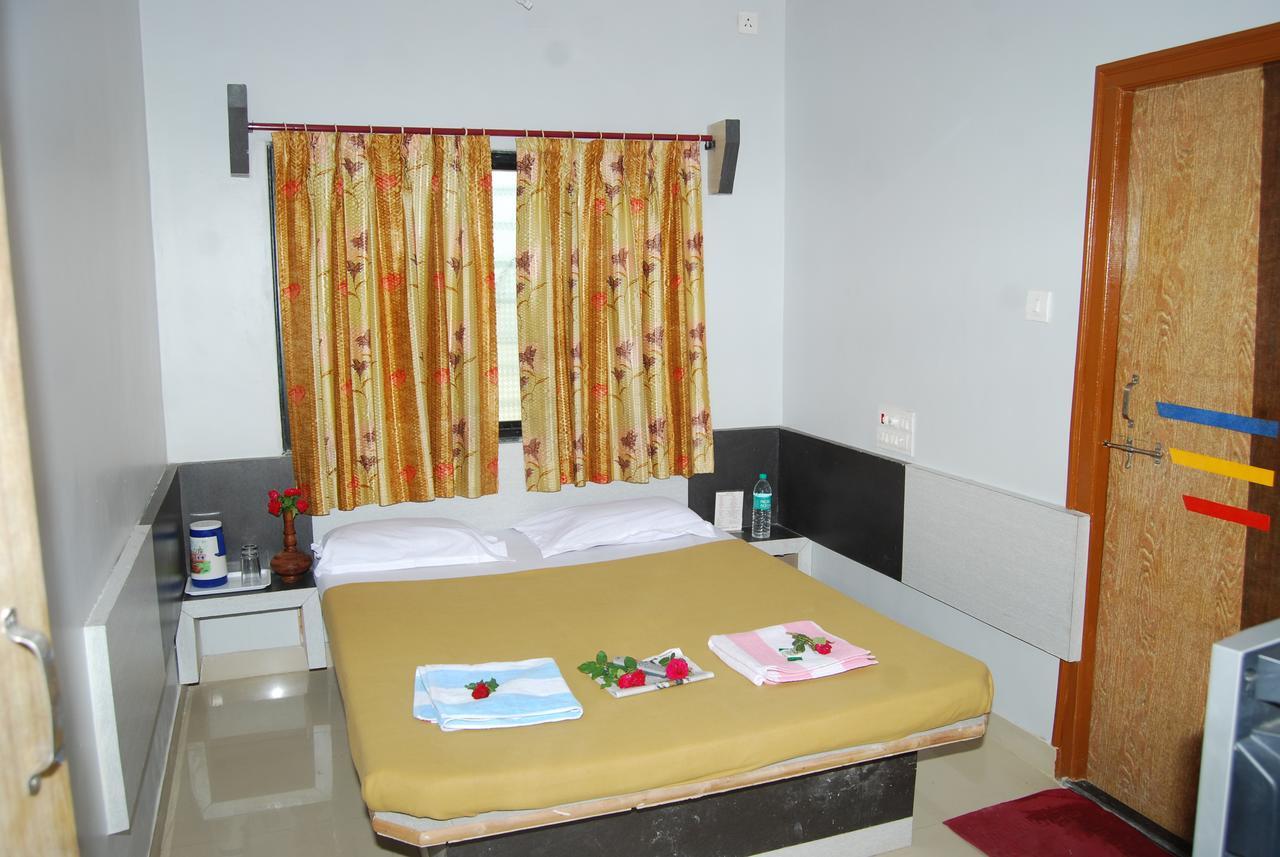 Hotel Utsav Ширди Екстериор снимка