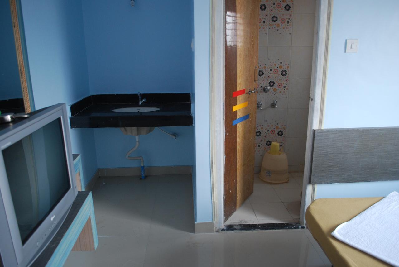 Hotel Utsav Ширди Екстериор снимка