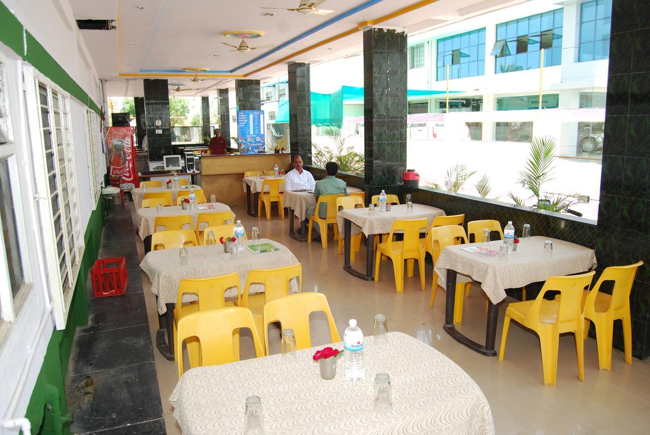 Hotel Utsav Ширди Екстериор снимка