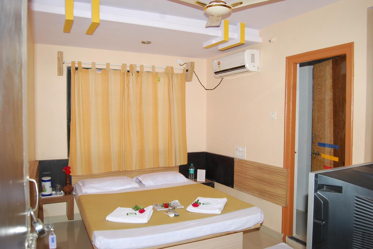 Hotel Utsav Ширди Екстериор снимка