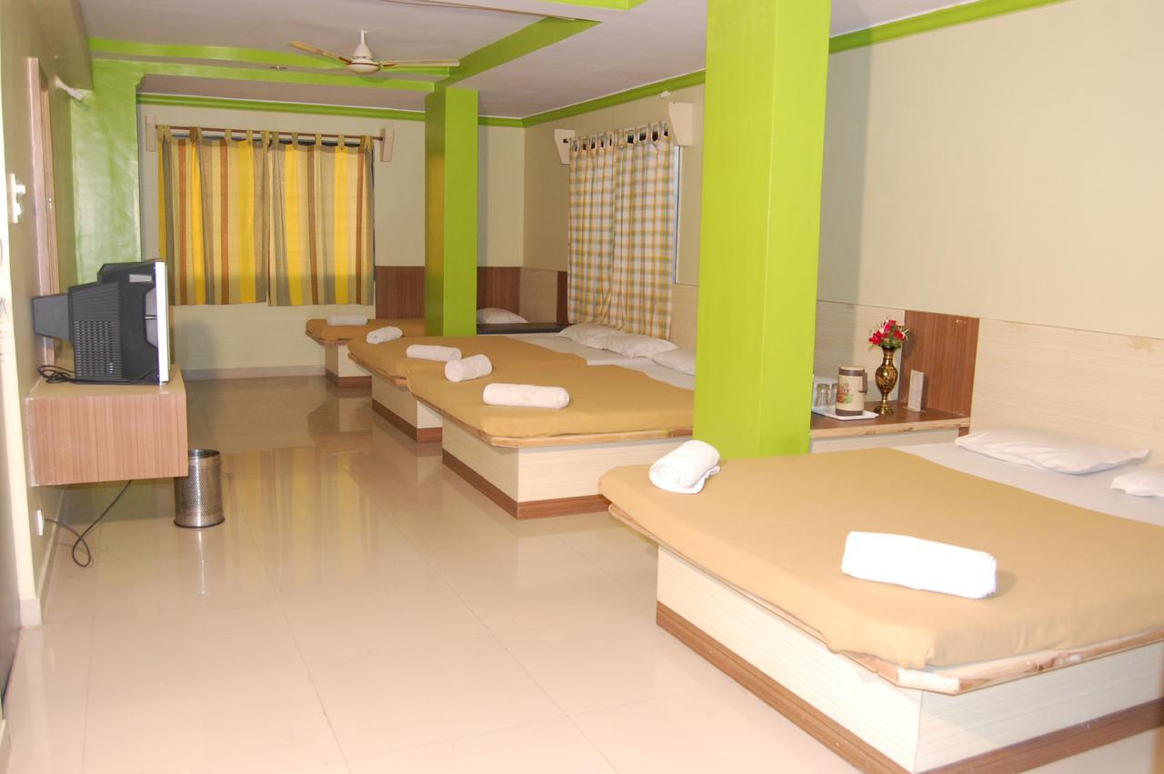 Hotel Utsav Ширди Екстериор снимка