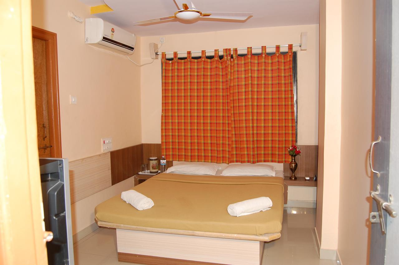 Hotel Utsav Ширди Екстериор снимка