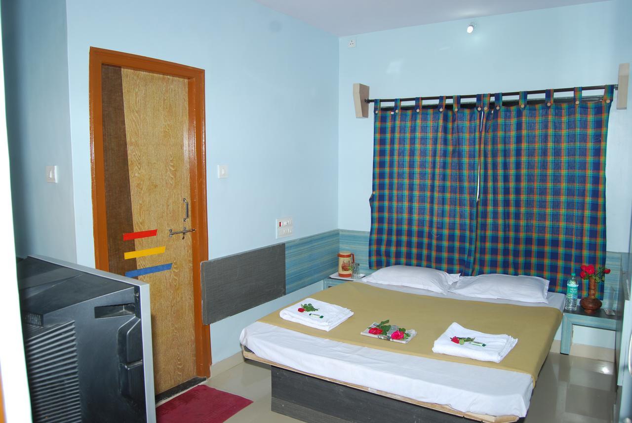 Hotel Utsav Ширди Екстериор снимка