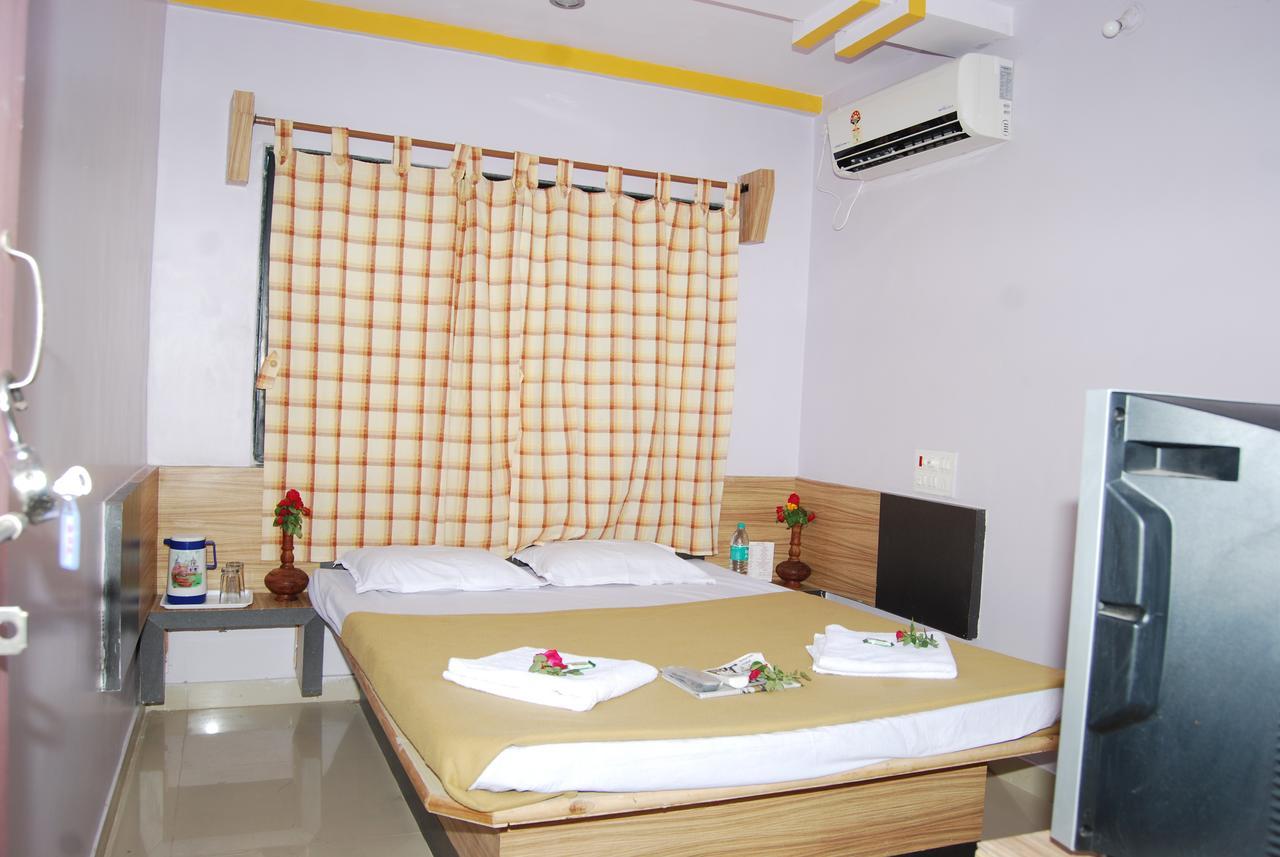 Hotel Utsav Ширди Екстериор снимка