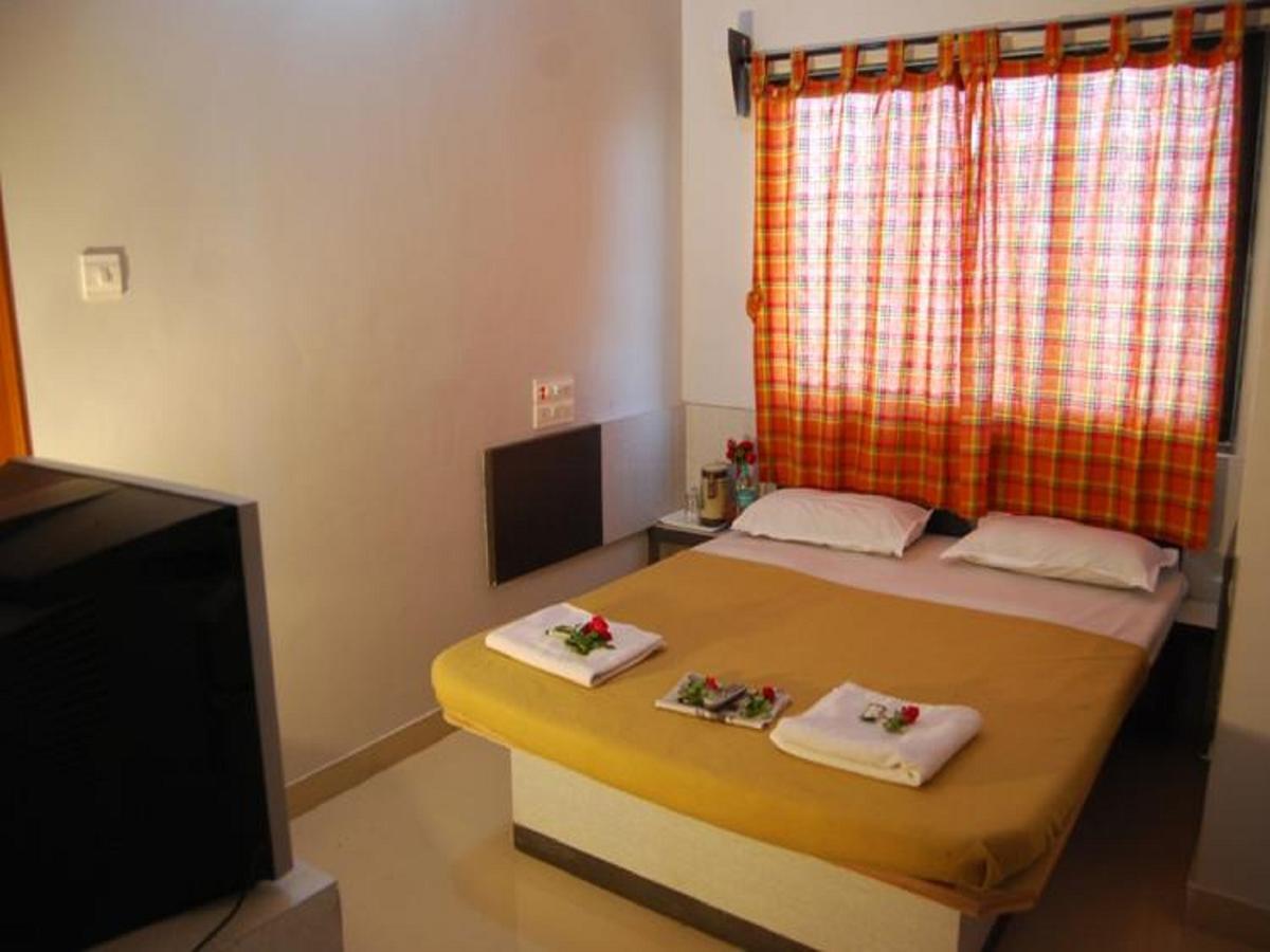Hotel Utsav Ширди Екстериор снимка