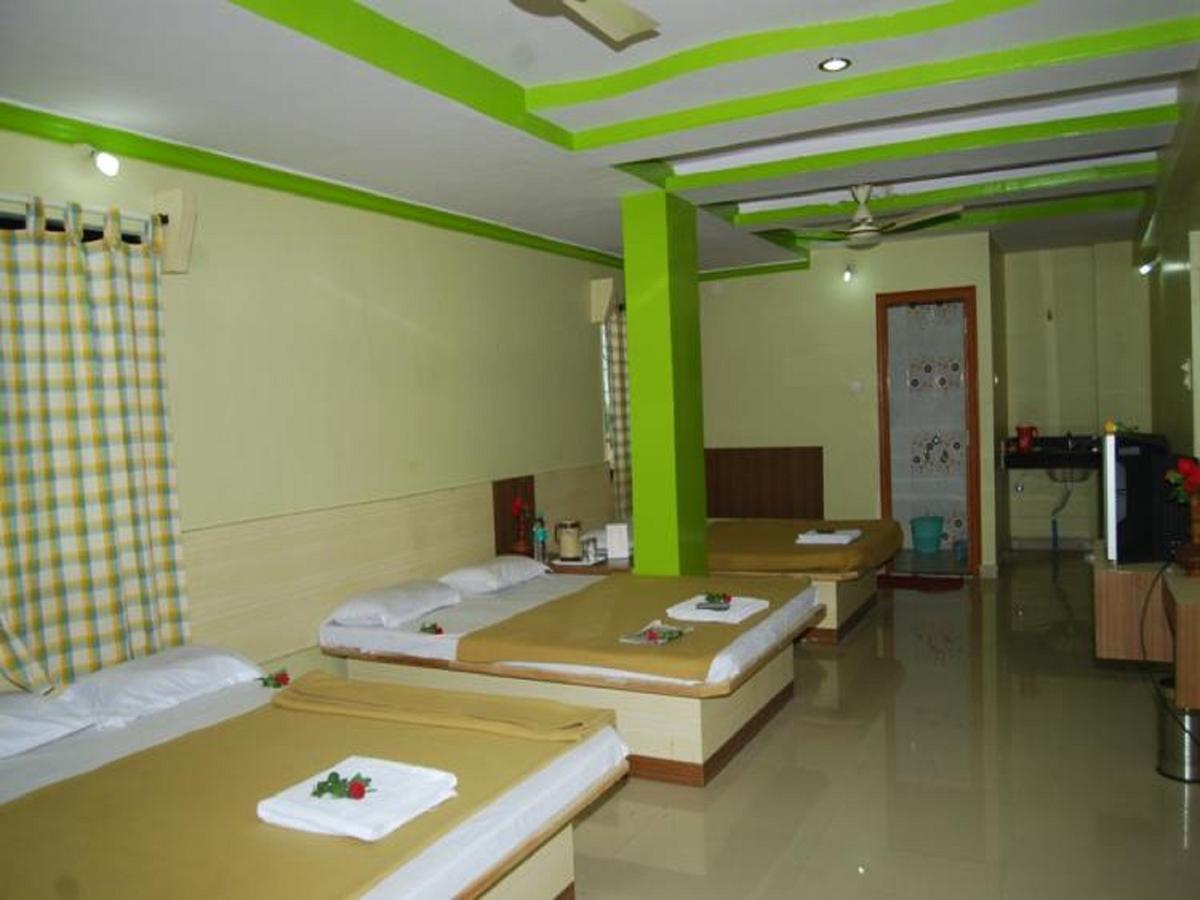 Hotel Utsav Ширди Екстериор снимка