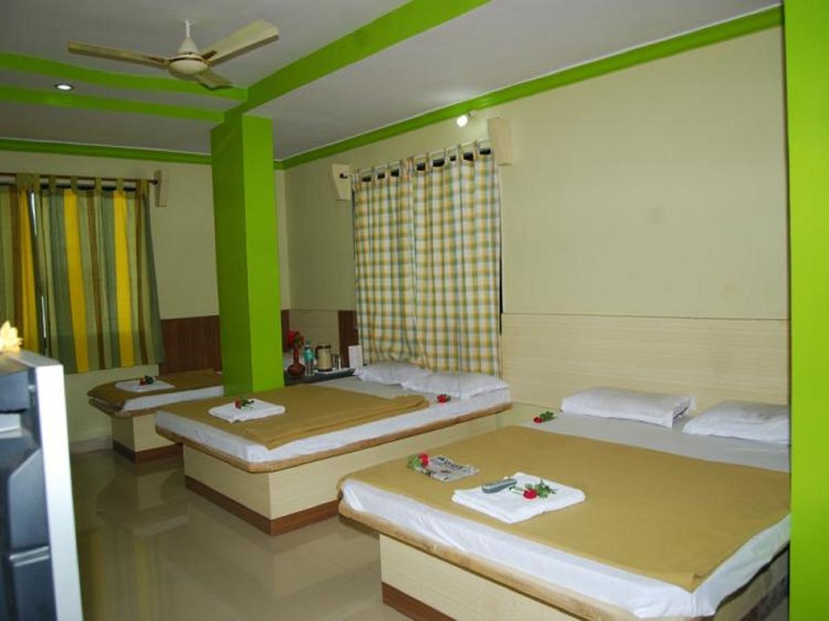 Hotel Utsav Ширди Екстериор снимка