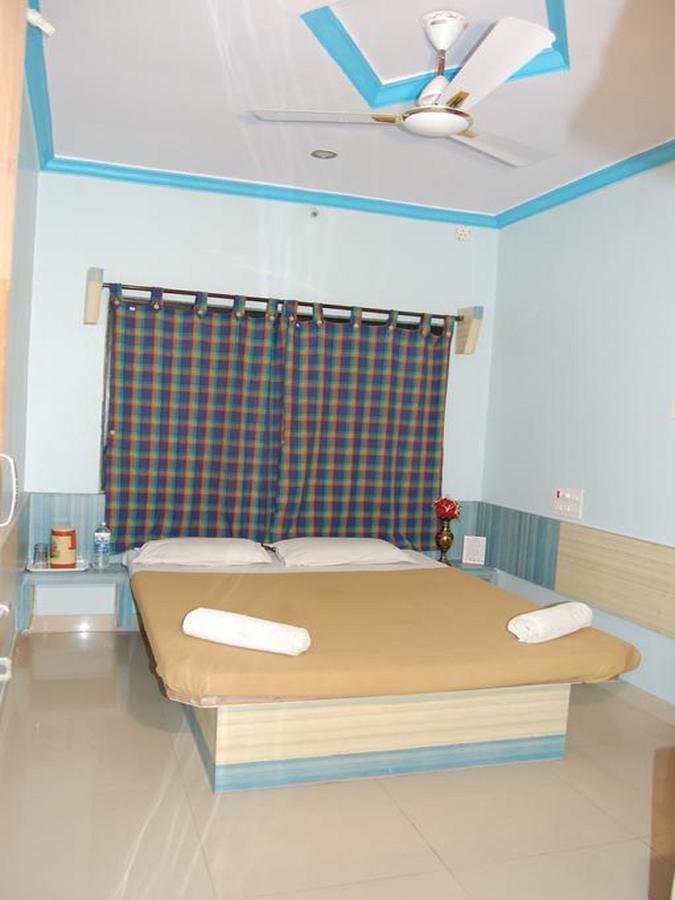 Hotel Utsav Ширди Екстериор снимка